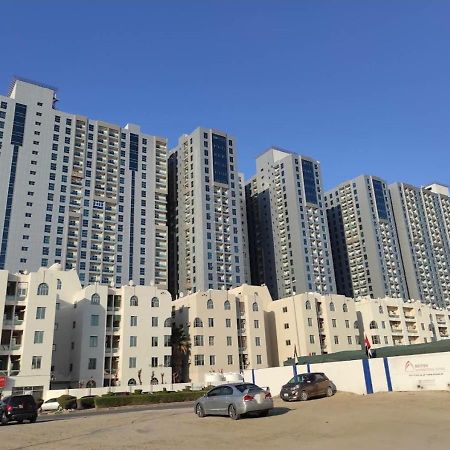 Lovely 1-Bedroom Apartment With Free Parking On Premises Ajman Bagian luar foto